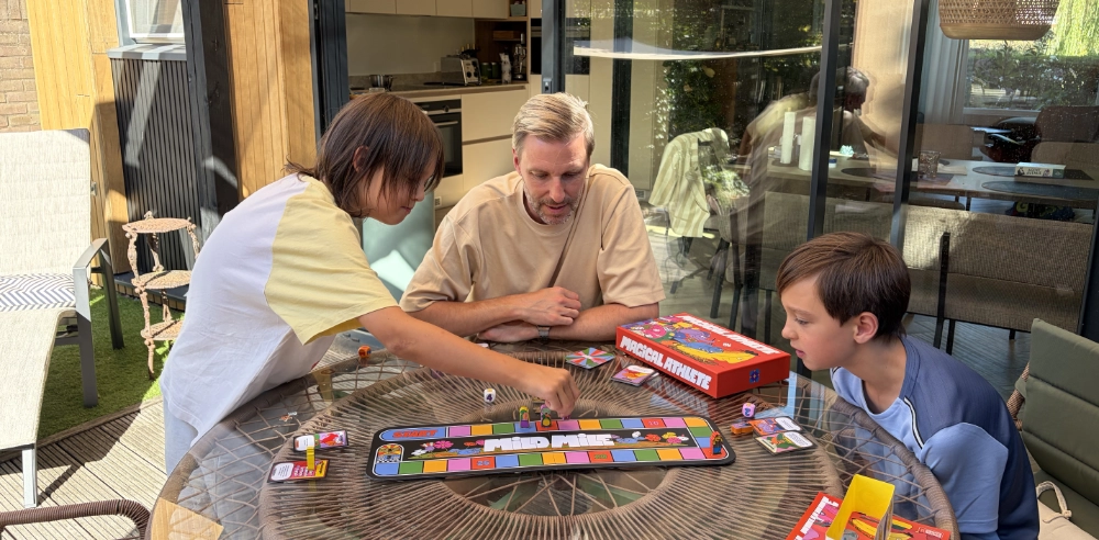 Gezin speelt samen een familiespel aan tafel